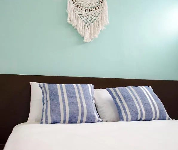 Cariberooms Forty And Ten Aparthotel